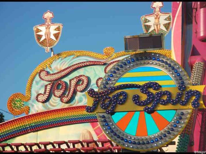 Schueberfouer, Люксембург: вывеска 'Top Spin' с радужным арком