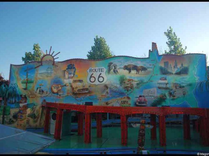 Schueberfouer: яркая мозаика Route 66 у красной арки