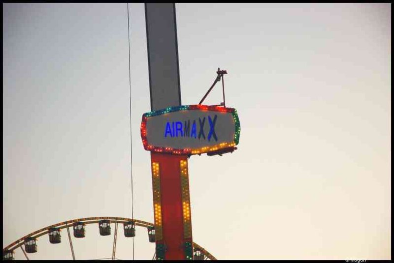 Schueberfouer в Люксембурге: вывеска 'AIRMAXX' над аттракционом