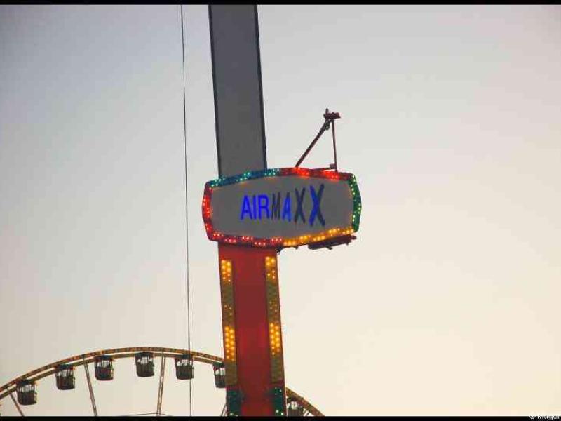 Schueberfouer в Люксембурге: вывеска 'AIRMAXX' над аттракционом