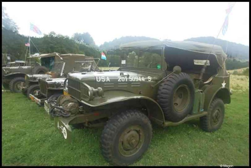 Военные автомобили США на выставке в поле