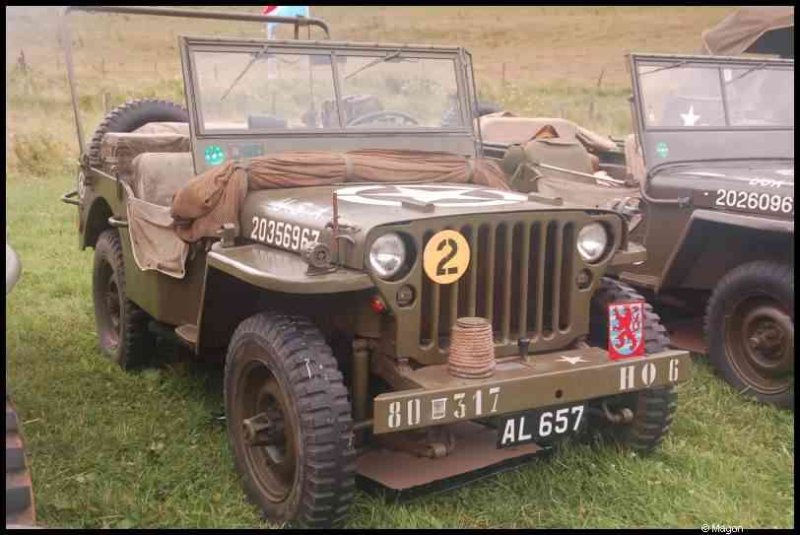 Военный джип Willys MB с номером 2 на передней решетке