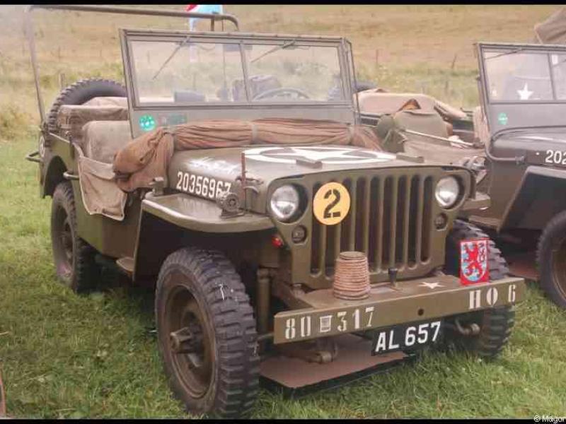 Военный джип Willys MB с номером 2 на передней решетке
