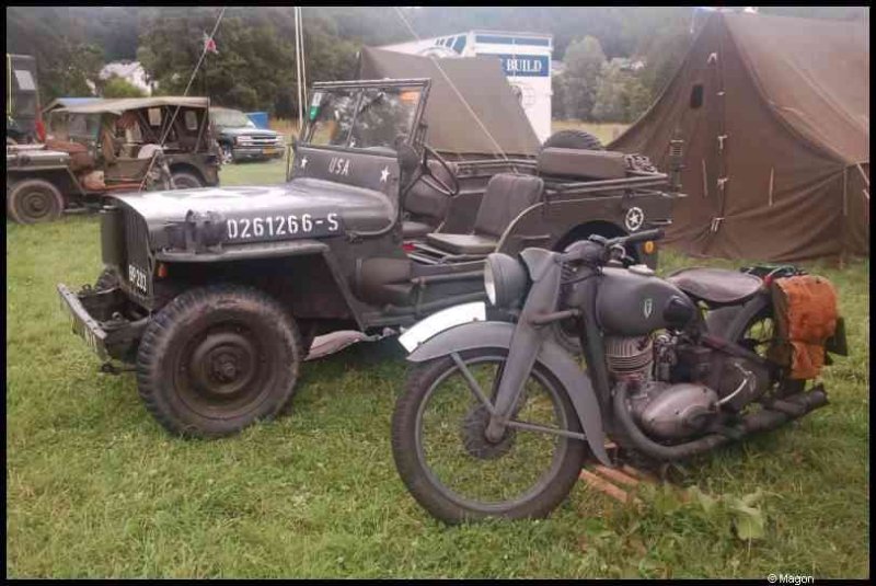 Septfontaines Milcars, Люксембург: военный Jeep и мотоцикл 1950-х на траве