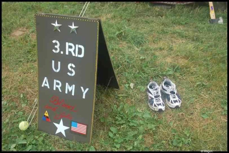 Septfontaines Milcars, Люксембург: табличка 3rd U.S. Army и кроссовки на траве