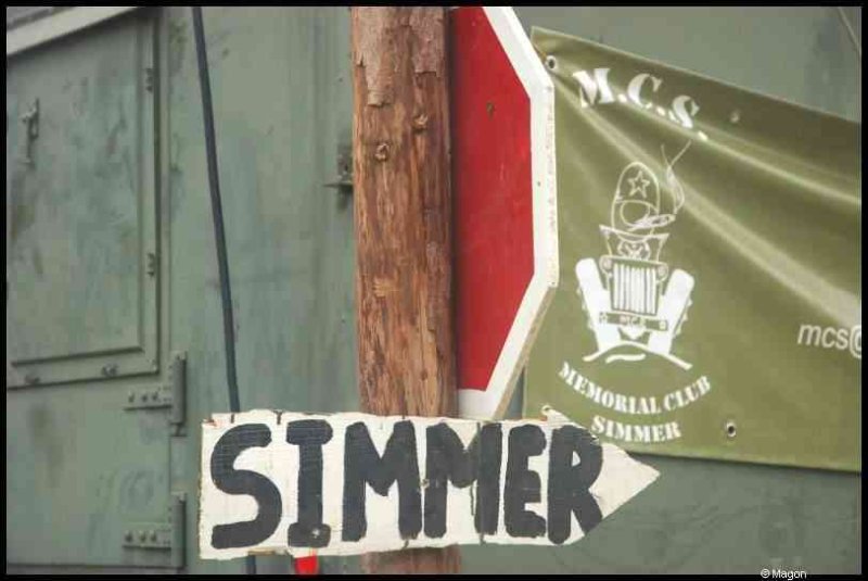 Septfontaines Milcars, Люксембург: вывеска 'SIMMER' и флаг M.C.S. Memorial Club