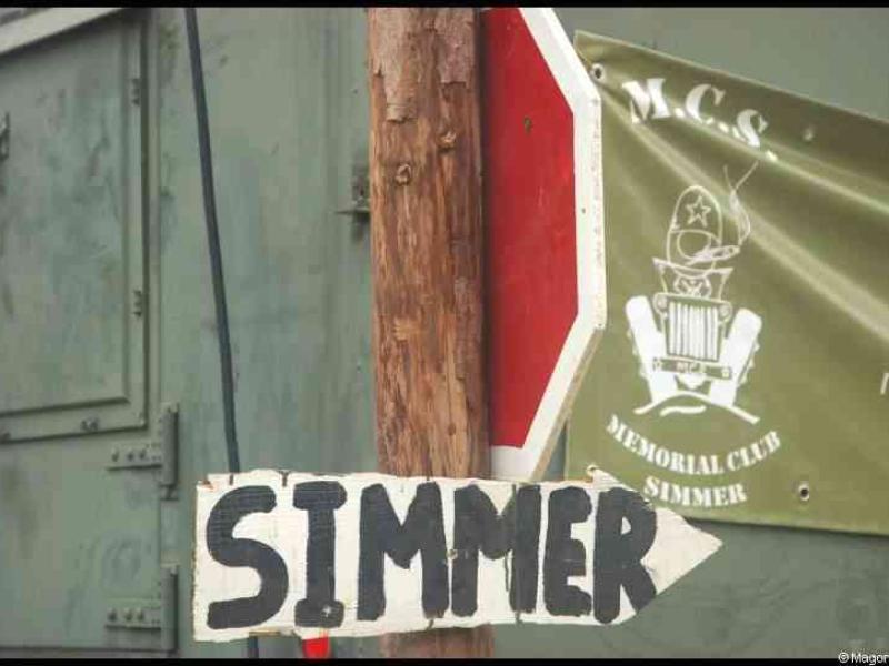 Septfontaines Milcars, Люксембург: вывеска 'SIMMER' и флаг M.C.S. Memorial Club