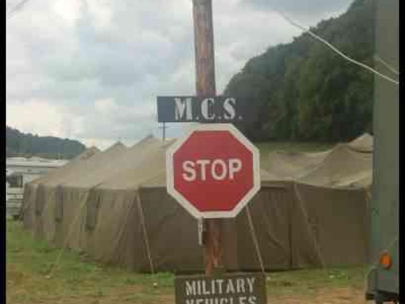 Septfontaines Milcars, Люксембург: военный лагерь с табличкой 'M.C.S. STOP'