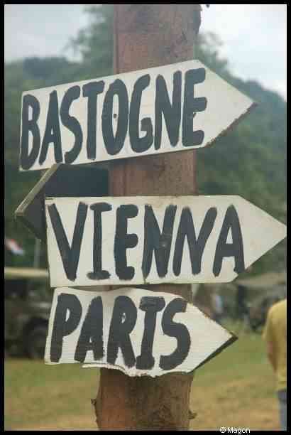 Septfontaines Milcars, Люксембург: деревянный столб с указателями к Bastogne, Vienna и Paris