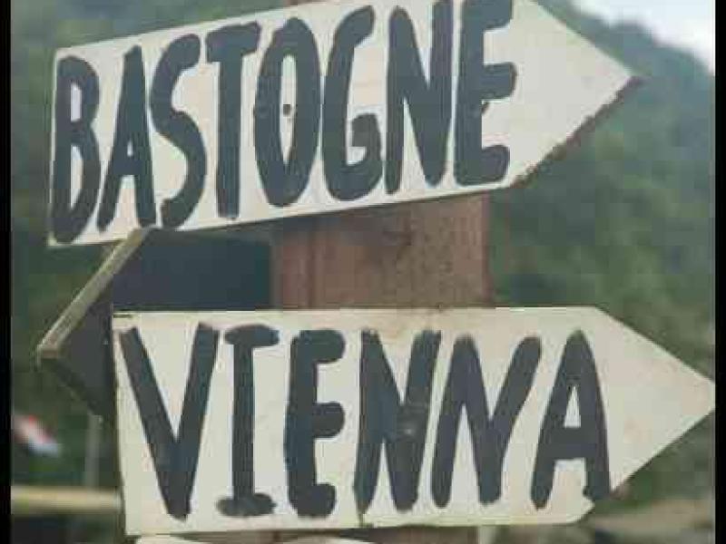 Septfontaines Milcars, Люксембург: деревянный столб с указателями к Bastogne, Vienna и Paris