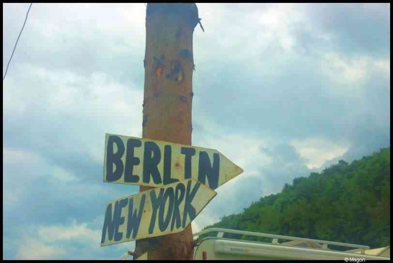 Septfontaines Milcars, Люксембург: указатель к Berltn и New York
