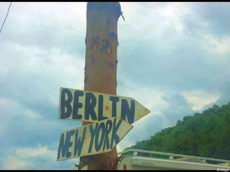 Septfontaines Milcars, Люксембург: указатель к Berltn и New York