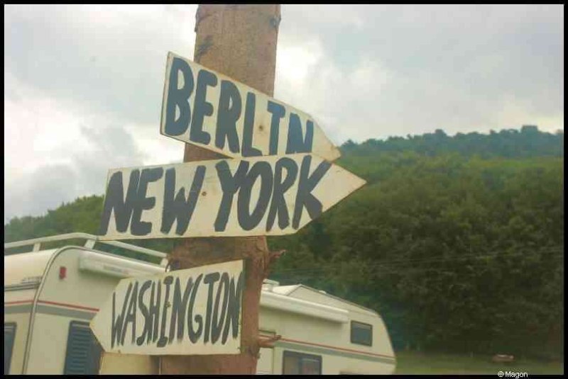 Septfontaines Milcars: деревянный столб с указателями Berlin, New York, Washington