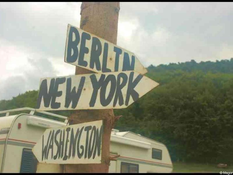 Septfontaines Milcars: деревянный столб с указателями Berlin, New York, Washington
