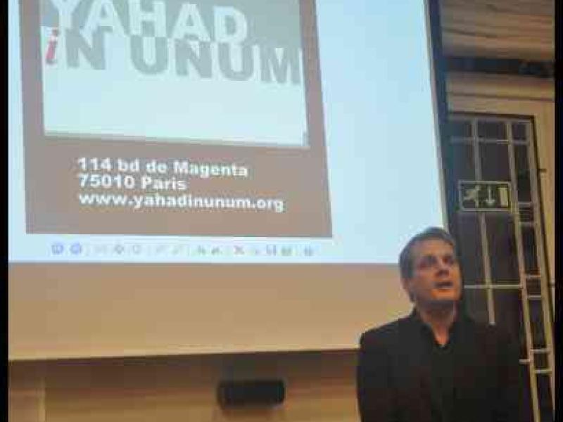 Shoa, Люксембург, 27 января 2012: выступление у экрана с логотипом YAHAD-UNUM