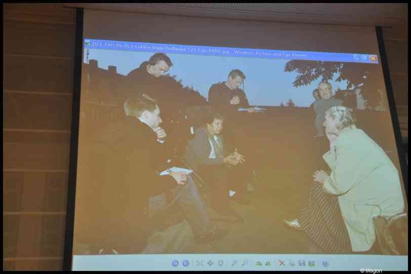 Shoa, Люксембург, 27 января 2012: группа людей на открытом воздухе у здания с деревьями