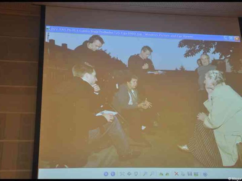 Shoa, Люксембург, 27 января 2012: группа людей на открытом воздухе у здания с деревьями