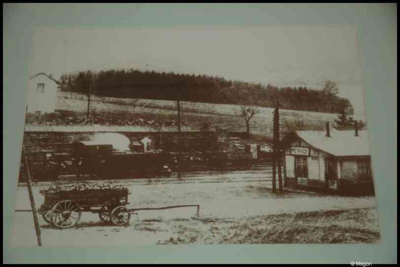 Train, Люксембург, 1900: паровоз у станции с вывеской «PETANGE»
