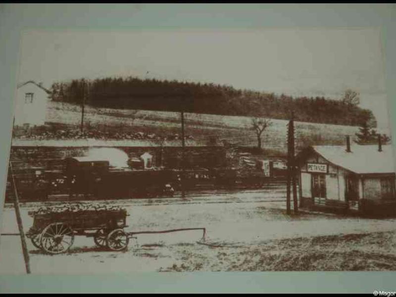 Train, Люксембург, 1900: паровоз у станции с вывеской «PETANGE»
