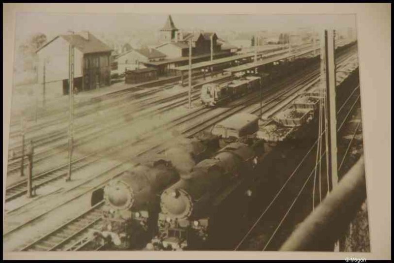 Train, Люксембург, 1900: паровозы на перегоне у станции
