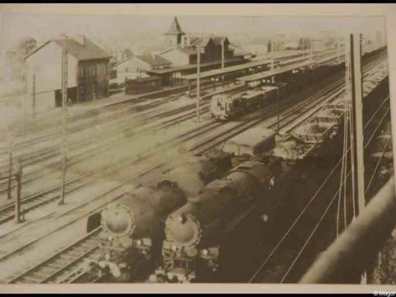 Train, Люксембург, 1900: паровозы на перегоне у станции