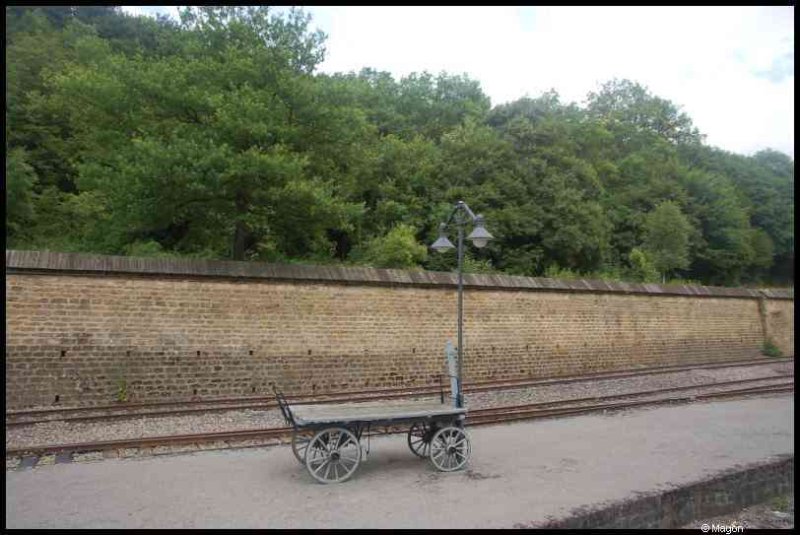 Train, Люксембург, 1900: тележка у платформы перед кирпичной стеной
