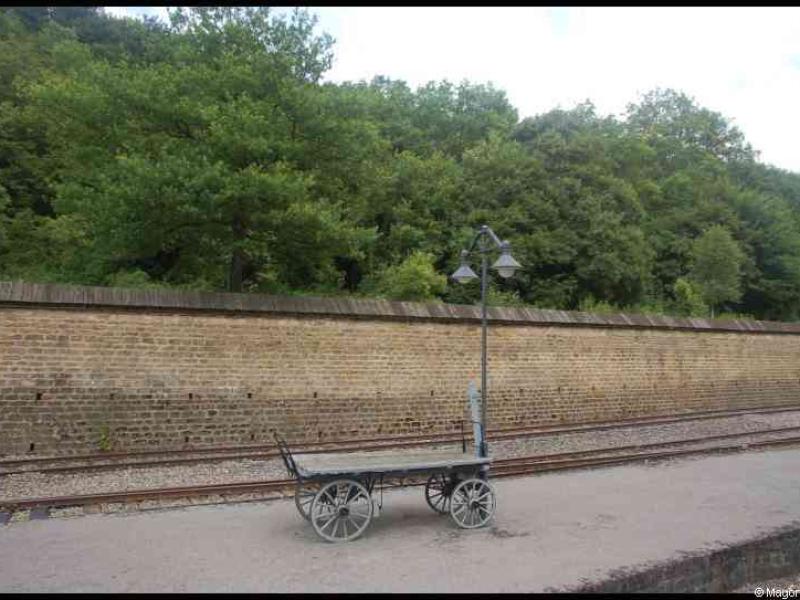 Train, Люксембург, 1900: тележка у платформы перед кирпичной стеной