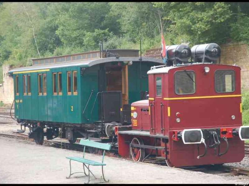 Люксембург, 1900: зелёный вагон и красный локомотив на станции Train