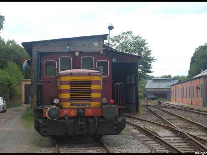 Train в Люксембурге, 1900: красно-жёлтый локомотив у депо