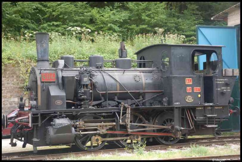 Train, Люксембург, 1900: чёрный паровоз с красными табличками на рельсах