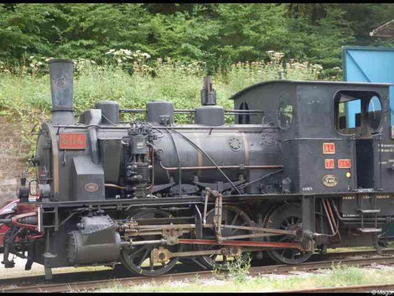 Train, Люксембург, 1900: чёрный паровоз с красными табличками на рельсах