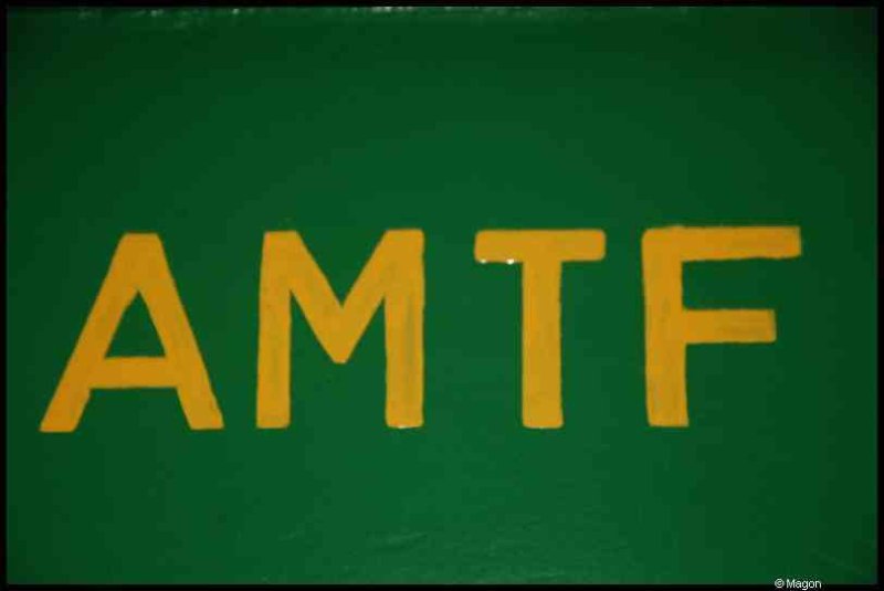 Зелёная табличка с жёлтыми буквами AMTF на поезде в Люксембурге, 1900