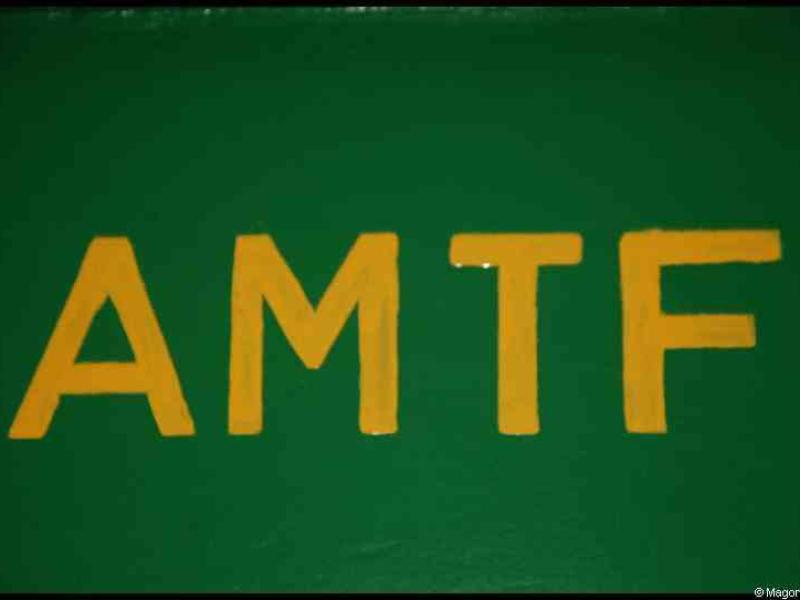 Зелёная табличка с жёлтыми буквами AMTF на поезде в Люксембурге, 1900