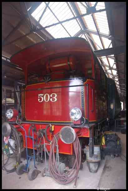 Train в Люксембурге, 1900: красный паровоз №503 под крышей депо