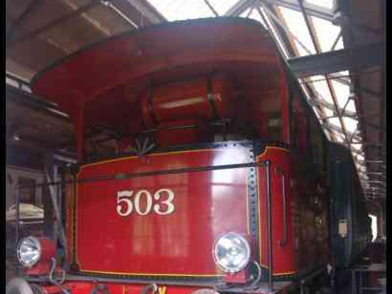 Train в Люксембурге, 1900: красный паровоз №503 под крышей депо