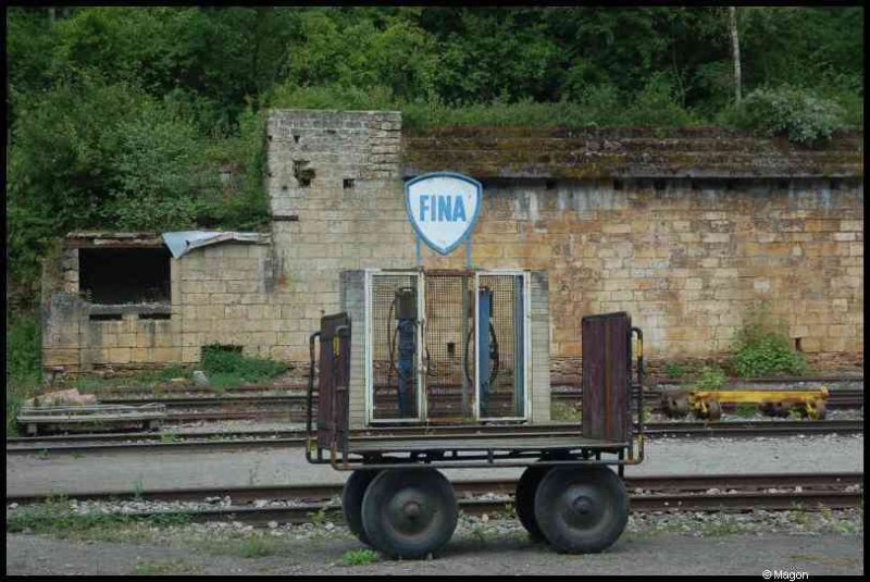 Train, Люксембург, 1900: ржавый вагон и «FINA» на фоне каменной стены