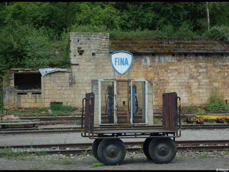 Train, Люксембург, 1900: ржавый вагон и «FINA» на фоне каменной стены