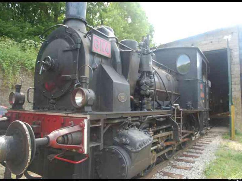 Train в Люксембурге, 1900: черный паровоз с номером 614 у станции