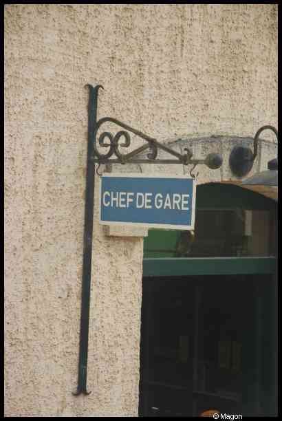 Train, Люксембург, 1900: вывеска «CHEF DE GARE» у входа в железнодорожный вокзал