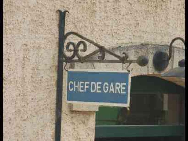 Train, Люксембург, 1900: вывеска «CHEF DE GARE» у входа в железнодорожный вокзал