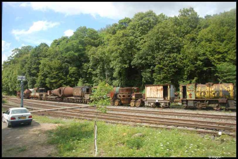Train, Люксембург, 1900: ржавые вагоны у лесного склона