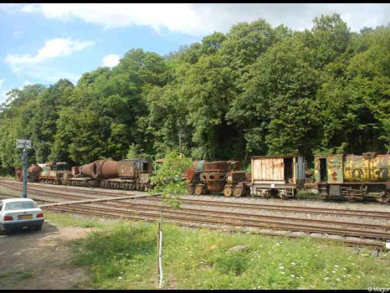 Train, Люксембург, 1900: ржавые вагоны у лесного склона