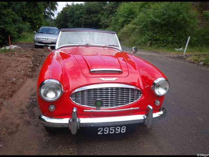 Красный Austin Healey 100/6 на дороге под Кап-Корс, Люксембург, 2009