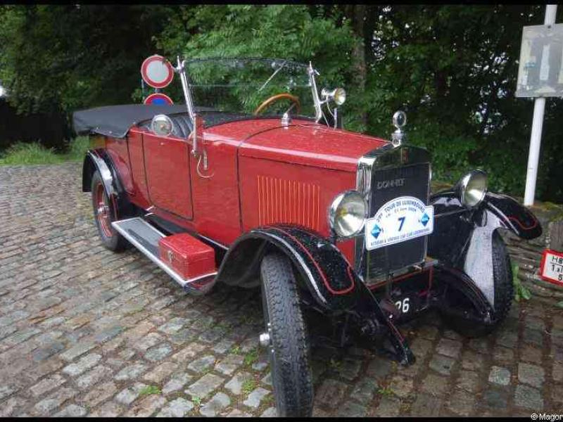 Красный De Dion-Bouton 1920-х на каменной мостовой в Люксембурге, июнь 2009