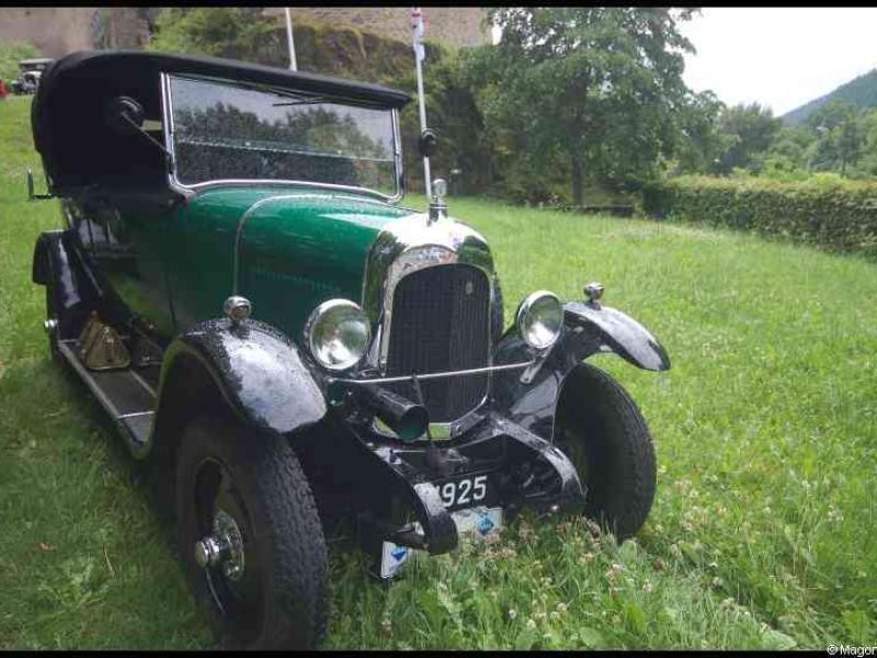 Зелёный винтажный автомобиль на лужайке у замка в Люксембурге, 2009