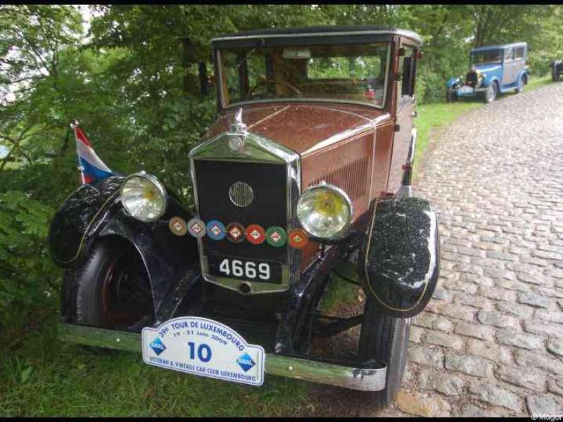 4669 на 39-м Тура Люксембурга, 20 июня 2009 — старинный автомобиль у края каменной дороги