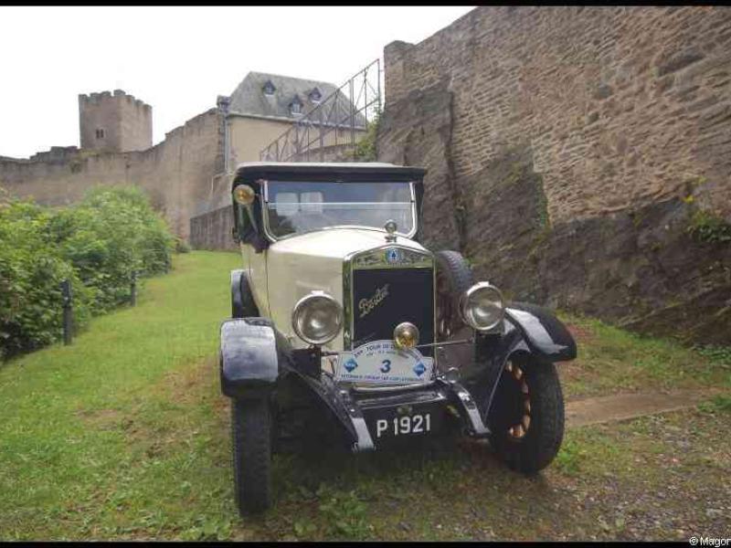 Винтажный Peugeot 1921 года у средневековых стен Люксембурга, 20 июня 2009