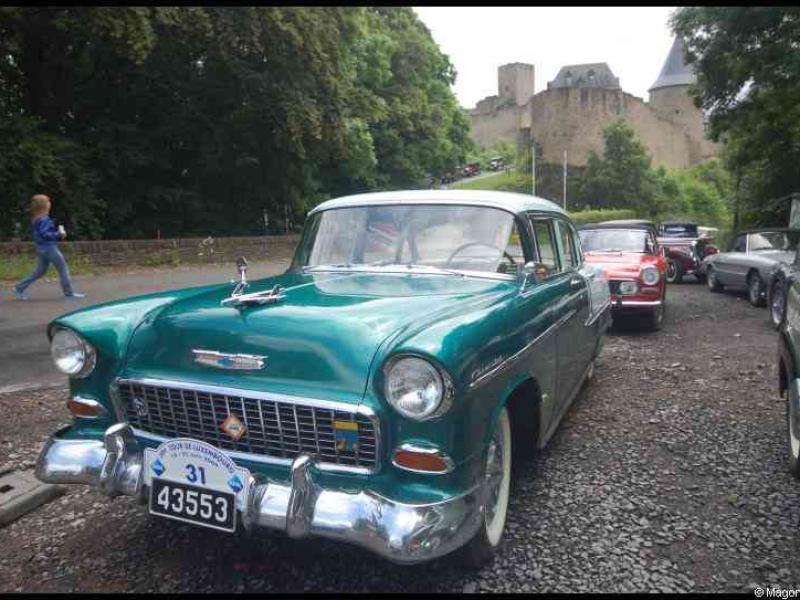 Зелёный классический автомобиль Chevrolet Bel Air 1955 года на выставке ретро-автомобилей