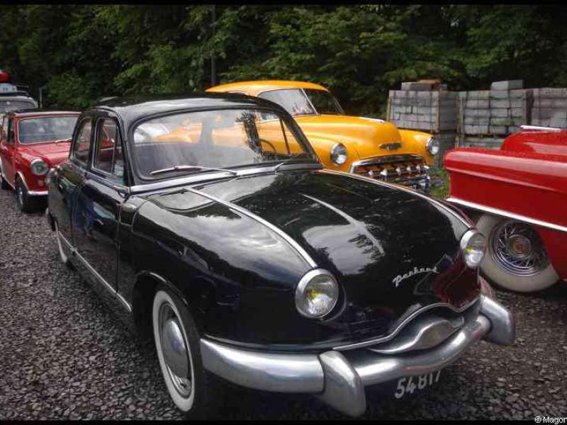Черный автомобиль Packard с хромированными деталями на выставке ретро-автомобилей