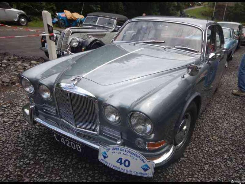 Люксембург, 20 июня 2009: серебристый Jaguar Series I с табличкой «Tour de Luxembourg»